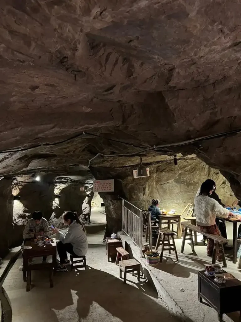 teahouse-at-air-raid-selter-in-chong-qing-2