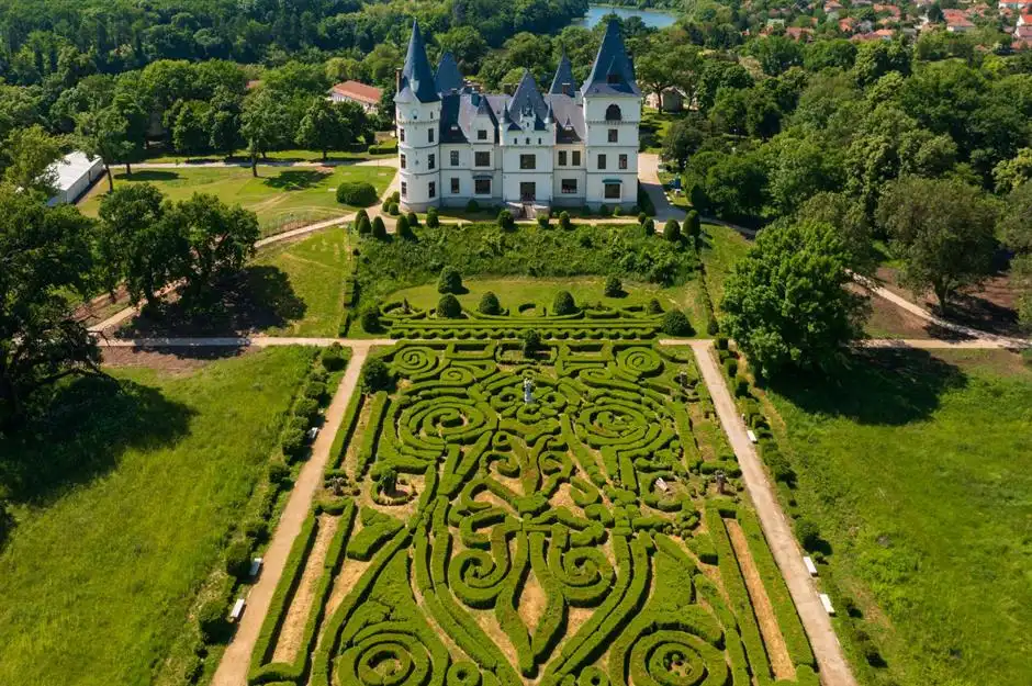 andrassy-castle-maze-1