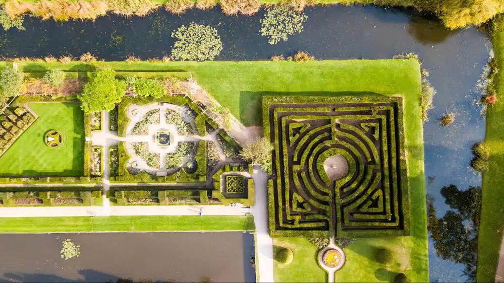 hever-castle-gardens-yew-maze-4