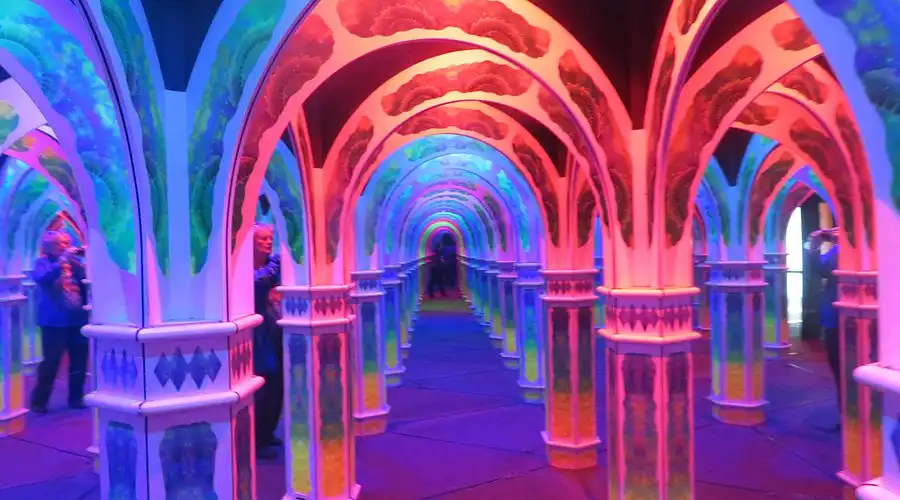 magowans-infinite-mirror-maze-2