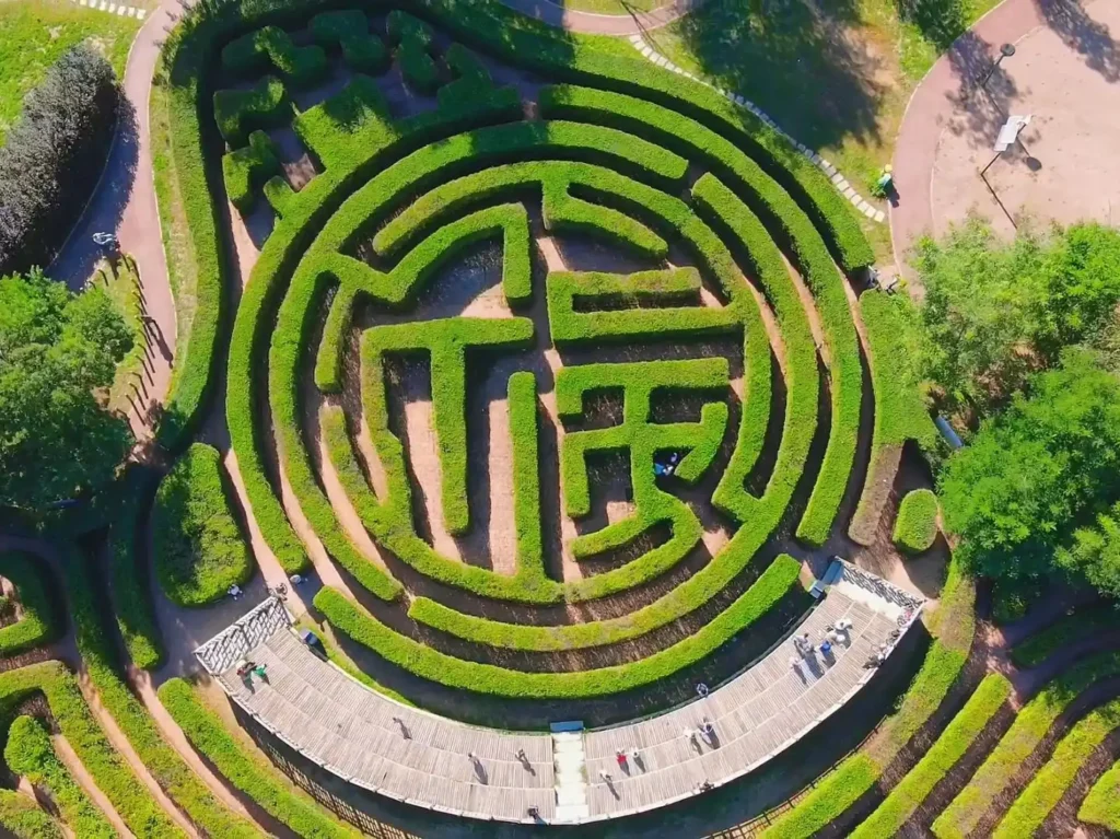 maze-at-natural-park-of-crescent-island-5