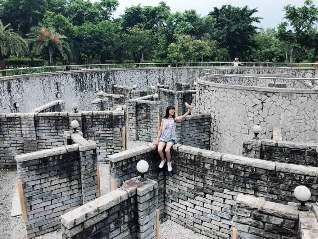 stone-wall-maze-10