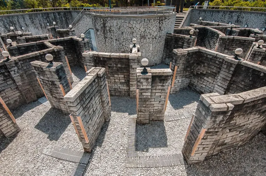 stone-wall-maze-11