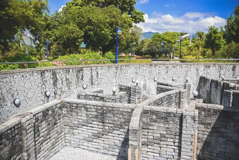stone-wall-maze-3