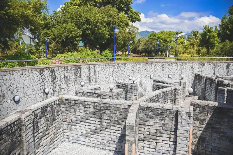 stone-wall-maze-7