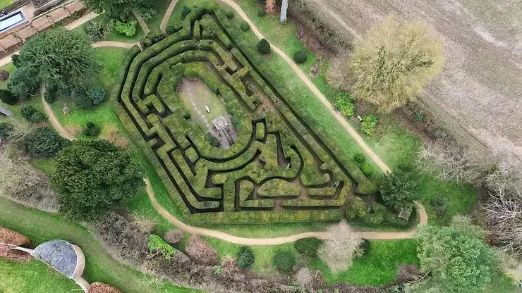 bridge-end-garden-yew-hedge-maze-1